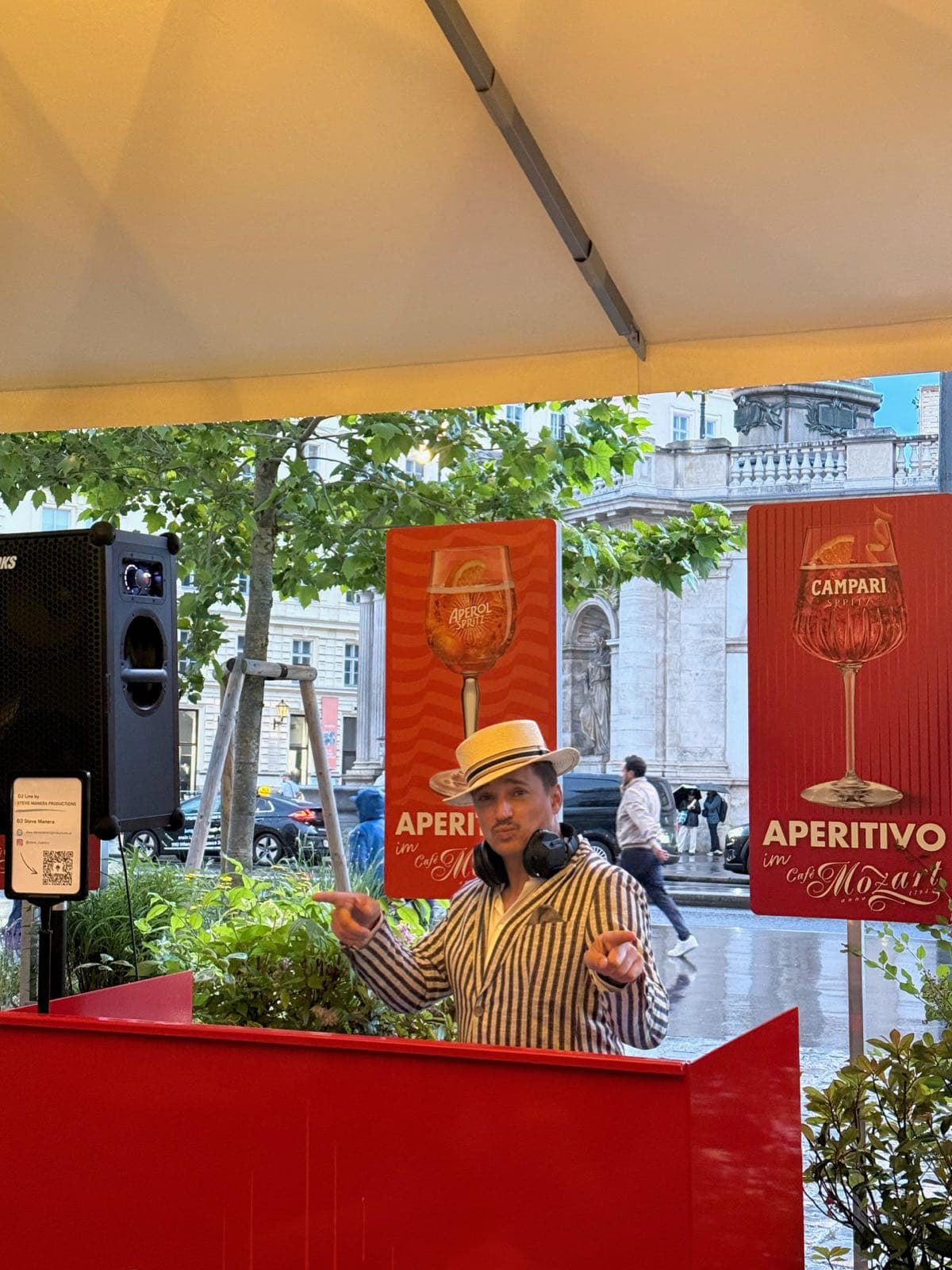 Steve Manera am DJ-Pult beim Aperitivo im Café Mozart — Aperol & Campari