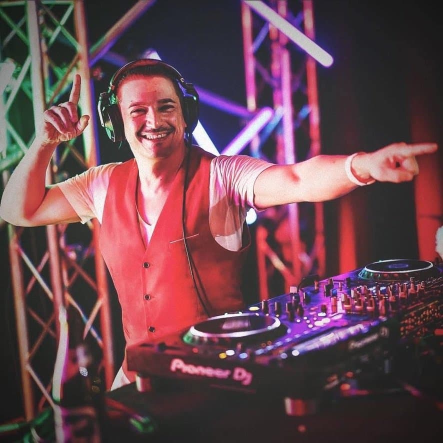 Steve Manera live am DJ-Pult